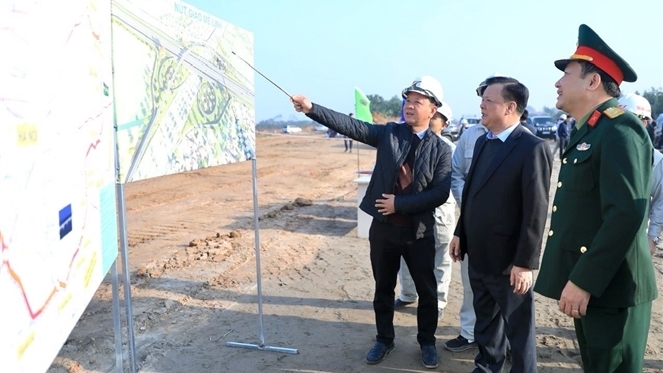Bí thư Thành ủy Đinh Tiến Dũng kiểm tra công trường tại huyện Mê Linh - Ảnh: ITN
